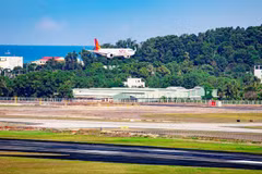 El vuelo 9G1955 de Sun PhuQuoc Airways, procedente de Ciudad Ho Chi Minh, aterrizó en la pista 2, convirtiéndose en el primer vuelo comercial en operar en dicha instalación. (Foto: nhandan.vn)