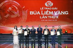 El secretario general del PCV, To Lam, y el primer ministro, Pham Minh Chinh, honran a los ganadores del primer premio. (Foto: VNA)
