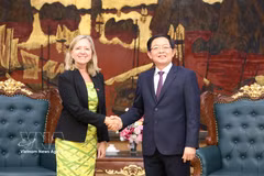 El viceprimer ministro vietnamita Ho Quoc Dung recibe a Mariam Sherman, directora del Banco Mundial para Vietnam, Camboya y Laos. (Foto: VNA)