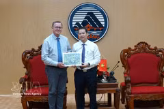 El vicepresidente del Parlamento Federal de Alemania (Bundestag), Bodo Ramelow (izquierda), recibe un obsequio del presidente del Comité Popular de Da Nang, Nguyen Manh Hung. (Foto: VNA)