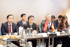 El viceministro vietnamita de Industria y Comercio Truong Thanh Hoai y el director general del GWEC, Ben Backwell, presiden un seminario sobre el desarrollo de la energía eólica marina en Hamburgo el 24 de septiembre de 2026. (Foto: VNA)