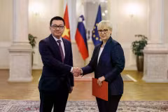 El nuevo embajador de Vietnam en Eslovenia, Vu Le Thai Hoang, y la presidenta del país europeo, Natasa Pirc Musar (Foto: Cortesía del Palacio Presidencial de Eslovenia)