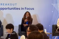 Shanti Alexander (centro), directora de Campañas y Programas de Políticas para Asia-Pacífico de Meta, y Thao Dao, responsable de Estrategia y Operaciones Nacionales de Google, asisten a un taller en el Foro de la ASEAN en Singapur. (Foto: VNA)