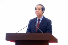 El secretario del Comité partidista en el Ministerio de Educación y Formación y titular de esta cartera, Nguyen Kim Son, responde a las preguntas de la prensa (Foto: VNA)