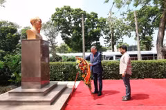 El secretario general del Partido Comunista de Vietnam y presidente del país, To Lam (izquierda), y el presidente de Sri Lanka, Anura Kumara Dissanayake, depositan flores en homenaje al Presidente Ho Chi Minh. (Foto: dangcongsan.org.vn)