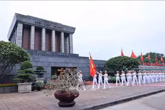 El 19 de mayo de 2025, se celebró de manera solemne y especial una ceremonia de izamiento de la bandera en la histórica plaza Ba Dinh, con motivo del 135.º aniversario del nacimiento del Presidente Ho Chi Minh (Foto: VNA)