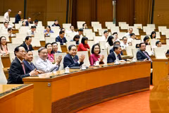 El secretario general del Partido Comunista de Vietnam, To Lam (tercero, izquierda, primera fila); el presidente de la Asamblea Nacional, Tran Thanh Man (cuarto, izquierda, primera fila) y diputados de la AN asisten a la ceremonia. (Foto: VNA)