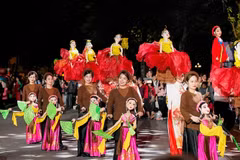 El Festival de Marionetas de Hanoi 2025 atrae mucha atención tanto del público general como de los turistas. (Foto: VNA)