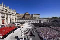 Miles de personas se reunieron en la Plaza de San Pedro para el funeral del Papa Francisco. (Foto: AA/VNA)
