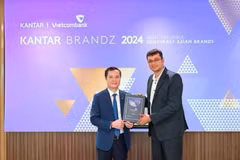 Le Hoang Tung, subdirector general de Vietcombank (izquierda), recibe el certificado de Sumit Kamra, director de desarrollo estratégico de Kantar Insights. (Foto: VNA)