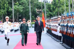El ministro de Defensa de Vietnam, general Phan Van Giang (izquierda), preside una ceremonia de bienvenida a su homólogo singapurense, Chan Chun Sing (Foto: VNA)