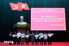 Acto de entrega de certificados de mérito a colectivos e individuos destacados en la implementación de la campaña (Foto. VNA)