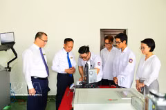 Los estudiantes de la Universidad Marítima de Vietnam reciben formación mediante un método que integra la teoría con la práctica. (Foto: VNA)