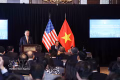 El secretario general del Partido Comunista y presidente de Vietnam, To Lam, se reúne con expertos e intelectuales connacionales residentes en Estados Unidos. (Foto: VNA)