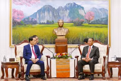 El miembro del Comité Central del Partido Comunista de Vietnam y viceministro de Seguridad Pública, coronel general Le Quoc Hung (izquierda), conversa con el general Vilay Lakhamfong, miembro del Buró Político y permanente del Secretariado del Comité Central del PPRL. (Foto: VNA)