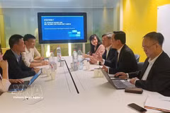 En la reunión entre la delegación de la Comisión de Políticas y Estrategias del Comité Central del Partido Comunista de Vietnam y el centro de emprendimiento Station F. (Foto: VNA)