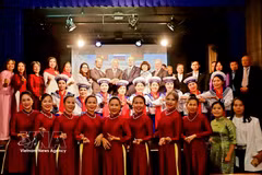 Las integrantes de la Asociación de Mujeres Vietnamitas en Hungría posan para una foto conmemorativa con los delegados. (Foto: VNA)