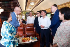 El presidente del Comité Popular de Thai Nguyen, Nguyen The Manh, conversa con los cónyuges de embajadores y jefes de misiones diplomáticas extranjeras en Vietnam a bordo del tren. (Foto: VNA)