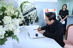 El viceprimer ministro vietnamita Le Tien Chau escribe en el libro de condolencias. (Foto: VNA)