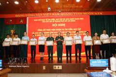 Entrega de certificados de mérito del presidente del Comité Popular de Ciudad Ho Chi Minh a colectivos e individuos por sus destacados logros en la ejecución de la campaña. (Foto: VNA)