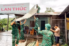 Los soldados del puesto fronterizo internacional de La Lay, en la provincia de Quang Tri, apoyan a los pobladores locales en las labores de recuperación tras las lluvias. (Foto: VNA)