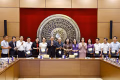 El presidente de la Asamblea Nacional de Vietnam, Tran Thanh Man, y los delegados participantes (Foto: VNA)
