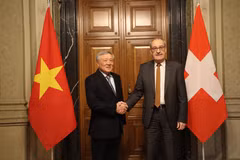 El viceprimer ministro permanente de Vietnam, Nguyen Hoa Binh (izq.), y el presidente suizo, Guy Parmelin, en su reunión en Berna el 28 de enero (Foto: VNA)