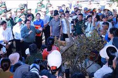 El primer ministro Pham Minh Chinh visita a las familias afectadas por los desastres naturales en la comuna de De Gi, provincia de Gia Lai (Foto: VNA)