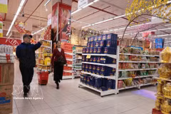 Estantes de productos en el supermercado GO! (Foto: VNA)