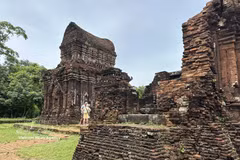 El santuario de My Son sirvió como el principal centro religioso y espiritual de las sucesivas dinastías Champa durante casi nueve siglos, desde el siglo IV hasta el XIII, y cuenta con un extenso conjunto de templos y torres hindúes. (Foto: VNA)
