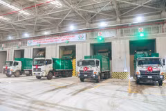 Los primeros camiones de basura entran al incinerador (Fuente: tienphong.vn)