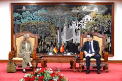 El viceministro de Finanzas Tran Quoc Phuong conversa con Christiane Laibach, miembro del Consejo Ejecutivo del Banco de Desarrollo KfW. (Foto: mof.gov.vn)