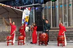 Estudiantes de la clase de arte de VACEO participan en una presentación en el festival Cultural Fusion - Narellan. (Foto: VNA)