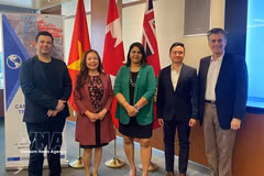 El profesor asociado Dang Duc Huy (segundo desde la derecha) junto con otros delegados en el Foro de cooperación en inversión y comercio agrícola entre Vietnam y Canadá. (Foto: VNA)