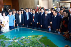 El primer ministro Le Minh Hung revisa la planificación provincial de Hung Yen para el período 2021-2030, con visión hasta 2050. (Foto: VNA)