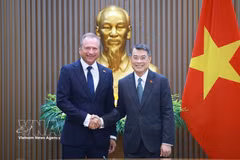 El primer ministro de Vietnam, Le Minh Hung, recibe al ministro de Finanzas de Luxemburgo, Gilles Roth. (Foto: VNA)