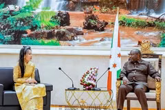 La embajadora Vu Thanh Huyen se reunió con el presidente de Burundi, Evariste Ndayishimiye, el 24 de octubre de 2024. (Foto: VNA)