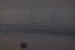 El puente Bhumibol, en Bangkok, en medio de la contaminación del aire durante el amanecer, el 26 de enero de 2025. (Foto: Reuters)