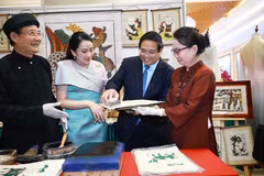 El primer ministro de Vietnam, Pham Minh Chinh, y su homóloga tailandesa, Paetongtarn Shinawatra, contemplan productos artesanales vietnamitas únicos (Foto: VNA)