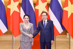 El presidente de la Asamblea Nacional de Vietnam, Tran Thanh Man, recibe a la primera ministra de Tailandia, Paetongtarn Shinawatra (Foto: VNA)