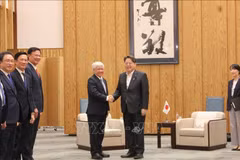 El presidente del Frente de la Patria de Vietnam, Do Van Chien (izquierda), se reúne con el secretario jefe del Gabinete japonés, Hayashi Yoshimasa (Foto: VNA)