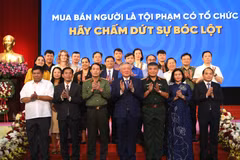 El viceprimer ministro permanente de Vietnam, Nguyen Hoa Binh, y los delegados participantes en la cita (Foto: VNA)