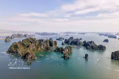 La Bahía de Ha Long es señalada como un ícono turístico mundial, con sus aguas color esmeralda, miles de formaciones kársticas y un ecosistema de gran valor ecológico (Foto: VNA)