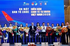 El comité organizador del Foro del Sector Privado de Vietnam 2025 (VPSF 2025) debuta (Foto: VNA)