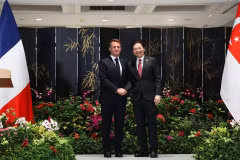 El primer ministro singapurense, Lawrence Wong, y el presidente francés, Emmanuel Macron, presenciaron el intercambio de 13 acuerdos entre ambos países (Foto: https://www.straitstimes.com/)