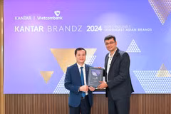 El subdirector general de Vietcombank, Le Hoang Tung (izquierda), recibe el reconocimiento de manos de Sumit Kamra, director de desarrollo estratégico de Kantar Insights. (Foto: VietnamPlus)