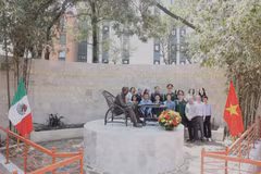 Los funcionarios de la Embajada de Vietnam en México, junto con representantes de entidades vietnamitas acreditadas en este país, rinden homenaje al Presidente Ho Chi Minh ante su monumento. (Foto: VNA)