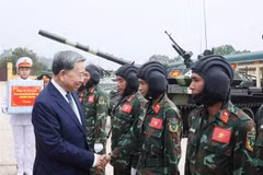 El secretario general del Partido Comunista de Vietnam, To Lam, saluda a los soldados del Cuerpo de Blindados y Tanques (Foto: VNA)