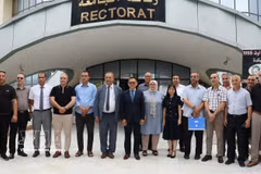 El embajador de Vietnam en Argelia, Tran Quoc Khanh, y los directivos de la Universidad de Skikda. (Foto: VNA)