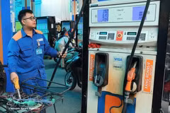 Un trabajador de Petrolimex reposta una motocicleta. (Foto: VNA)